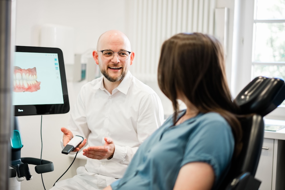pham-miehe-privatpraxis-invisalign-duesseldorf-intraoralscanner-v1 pham-miehe- privatpraxis-invisalign-duesseldorf-intraoralscanner-v1